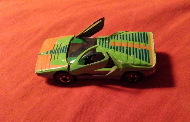 GREEN WITH ORANGE AND BLUE HOT WHEELS CARABO