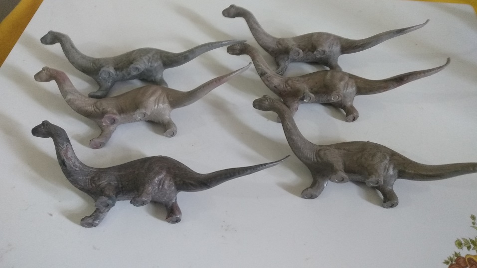 LARGE MOLD GROUP MARBLED LYING DOWN SHOWING FEET