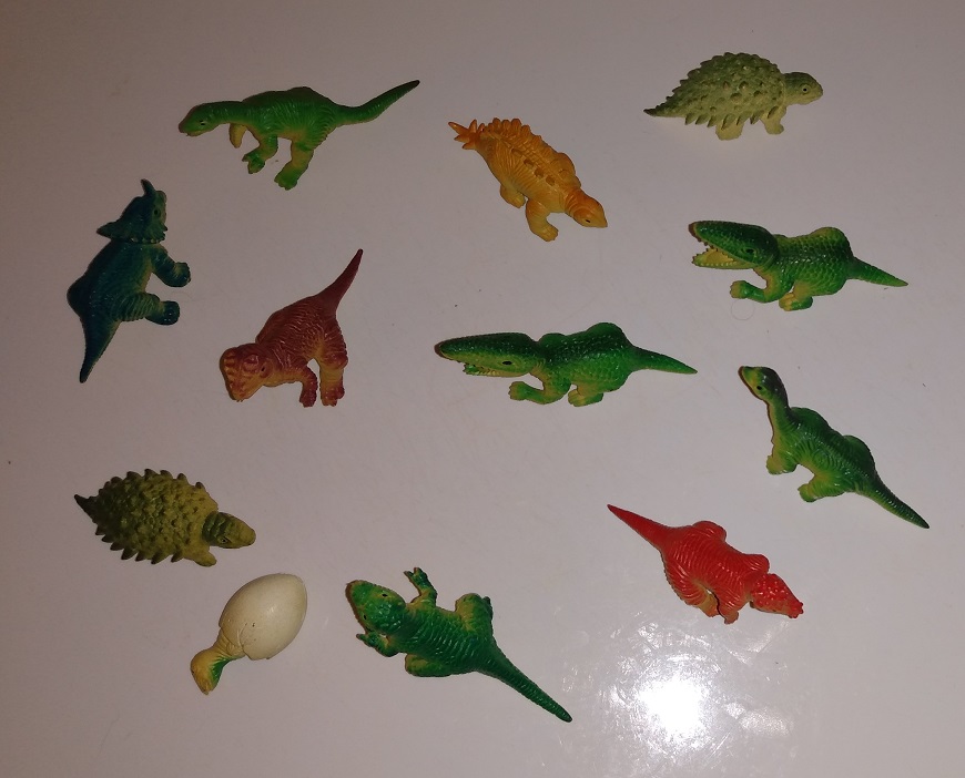 DINOWORLD PLASTIC FIGURE SET