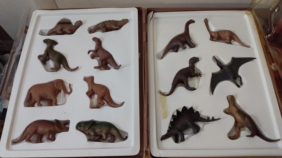 FUNRISE SUITCASE OF DINOSAURS WITH CLEAR PLASTIC COVERING