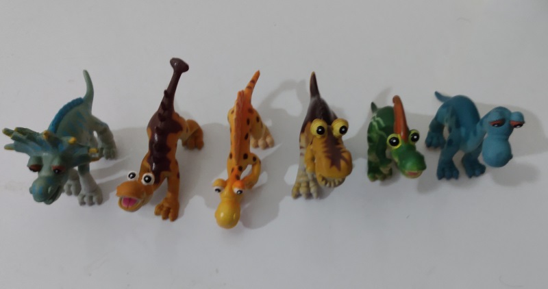 SIX SMILING DINOSAUR
