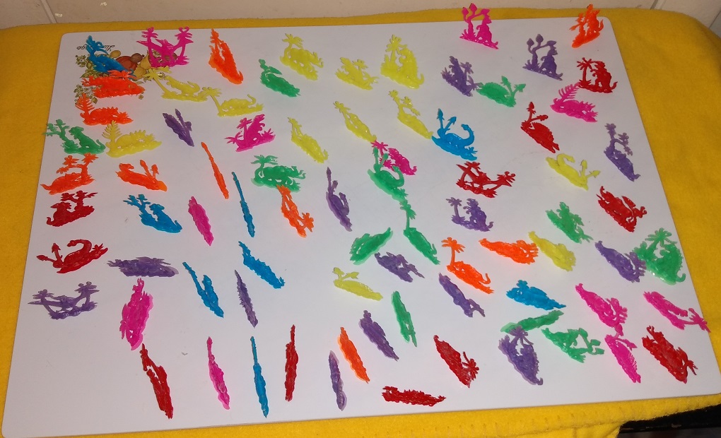 BRIGHT COLORFUL DINOSAUR FIGURES WITH STANDS