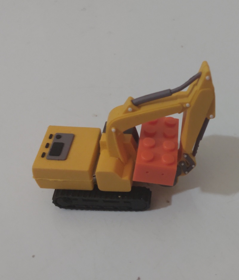 YELLOW CRANE WITH BRICK USB